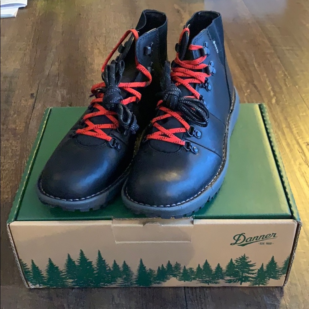 Danner Vertigo 917, NWT Size 9.5